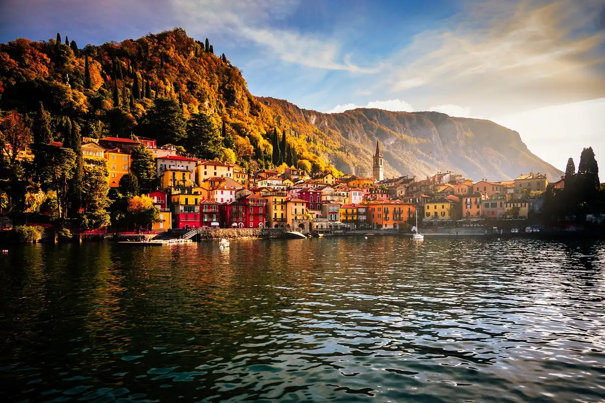 Blick auf den Comer See mit Villa und Booten