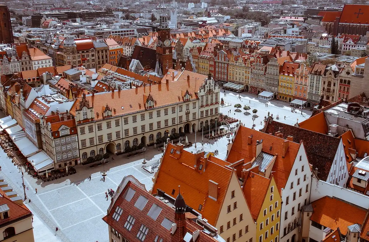 Mittelalterliche Stände auf einem historischen Marktplatz in Abendbeleuchtung