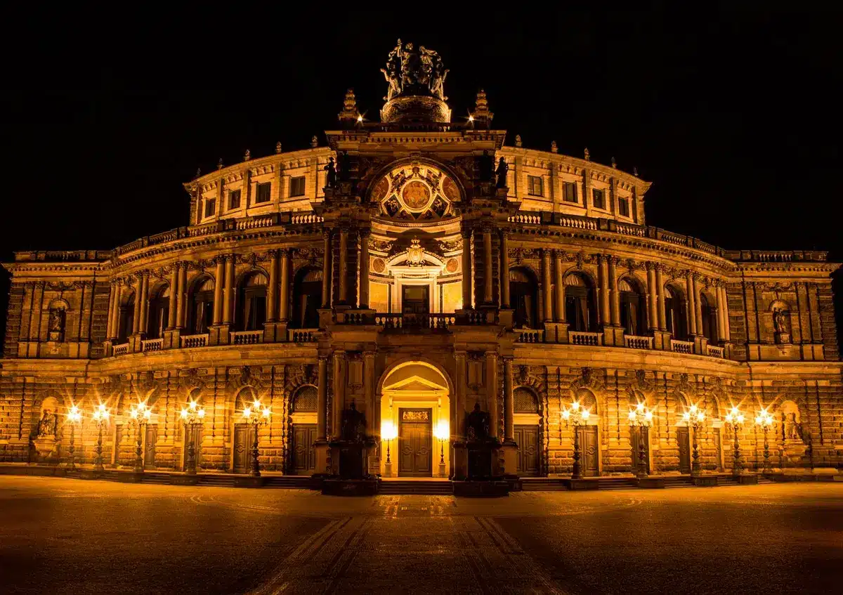 Blick auf Marktstände und große Erzgebirgspyramide auf dem Striezelmarkt in Dresden