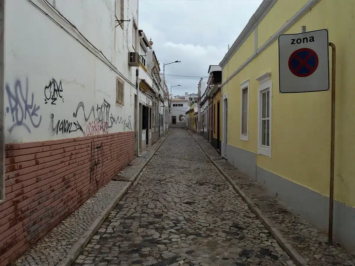 Enge Gassen und historische Stadtmauer in Visby als Einstiegspunkt für Touren