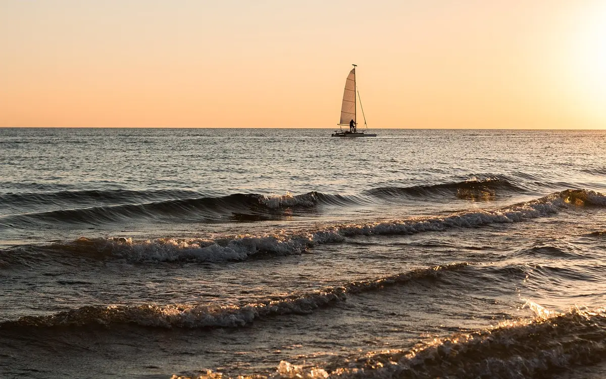 Segel-Elemente aus Carbonfaser an moderner Yacht