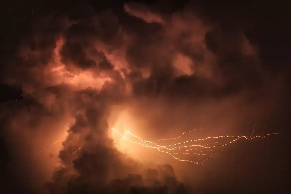 Person checkt Nachttemperaturen am Smartphone vor der Buchung