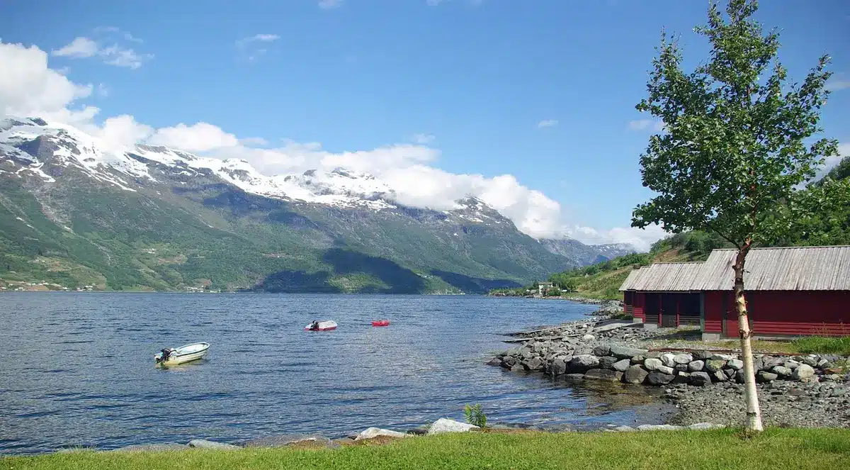 Fjordlandschaft mit Boot und Bergen an einem kühlen Sommertag