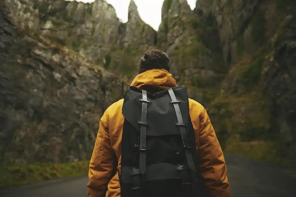 Kleine Wandergruppe mit Rucksäcken und deutschsprachiger Reiseleitung