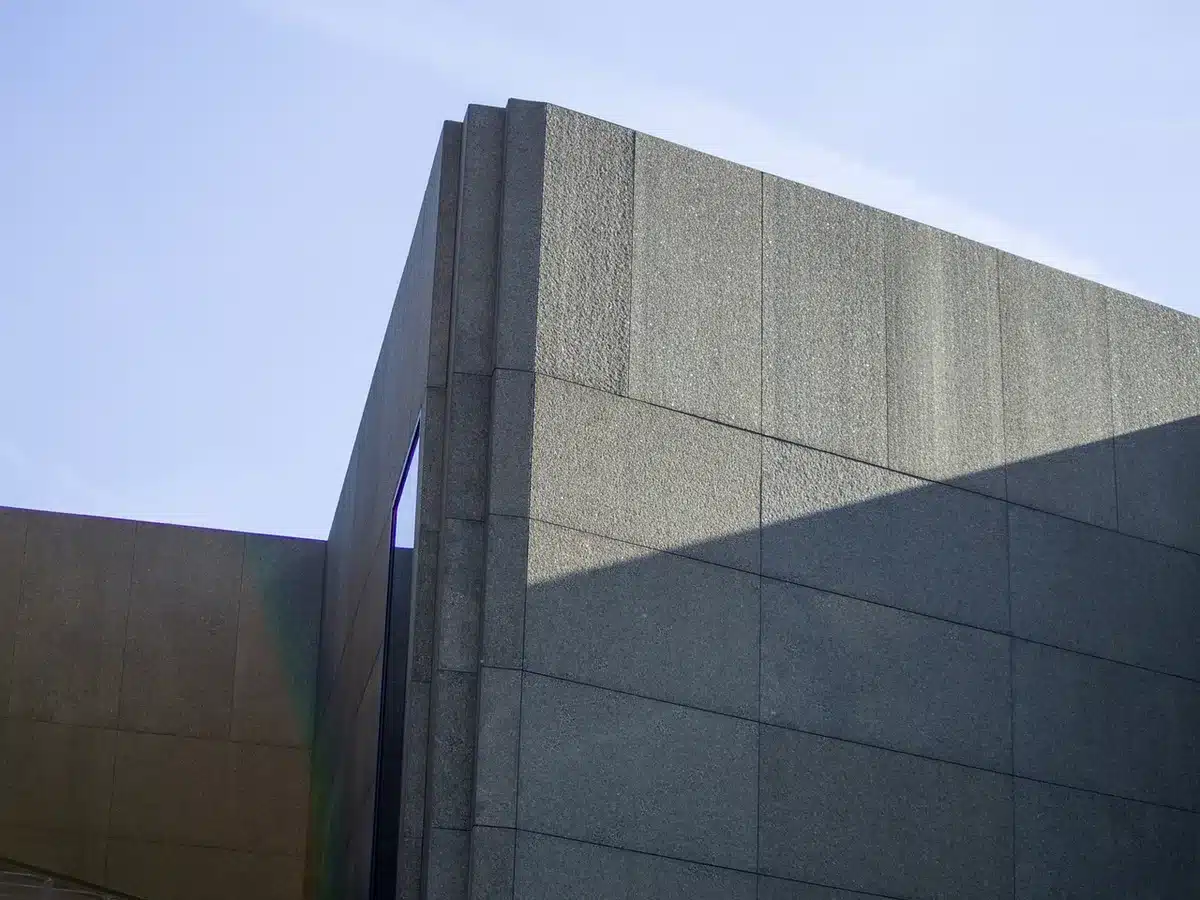 Großes Betonmonument mit geometrischen Formen als Kriegsdenkmal