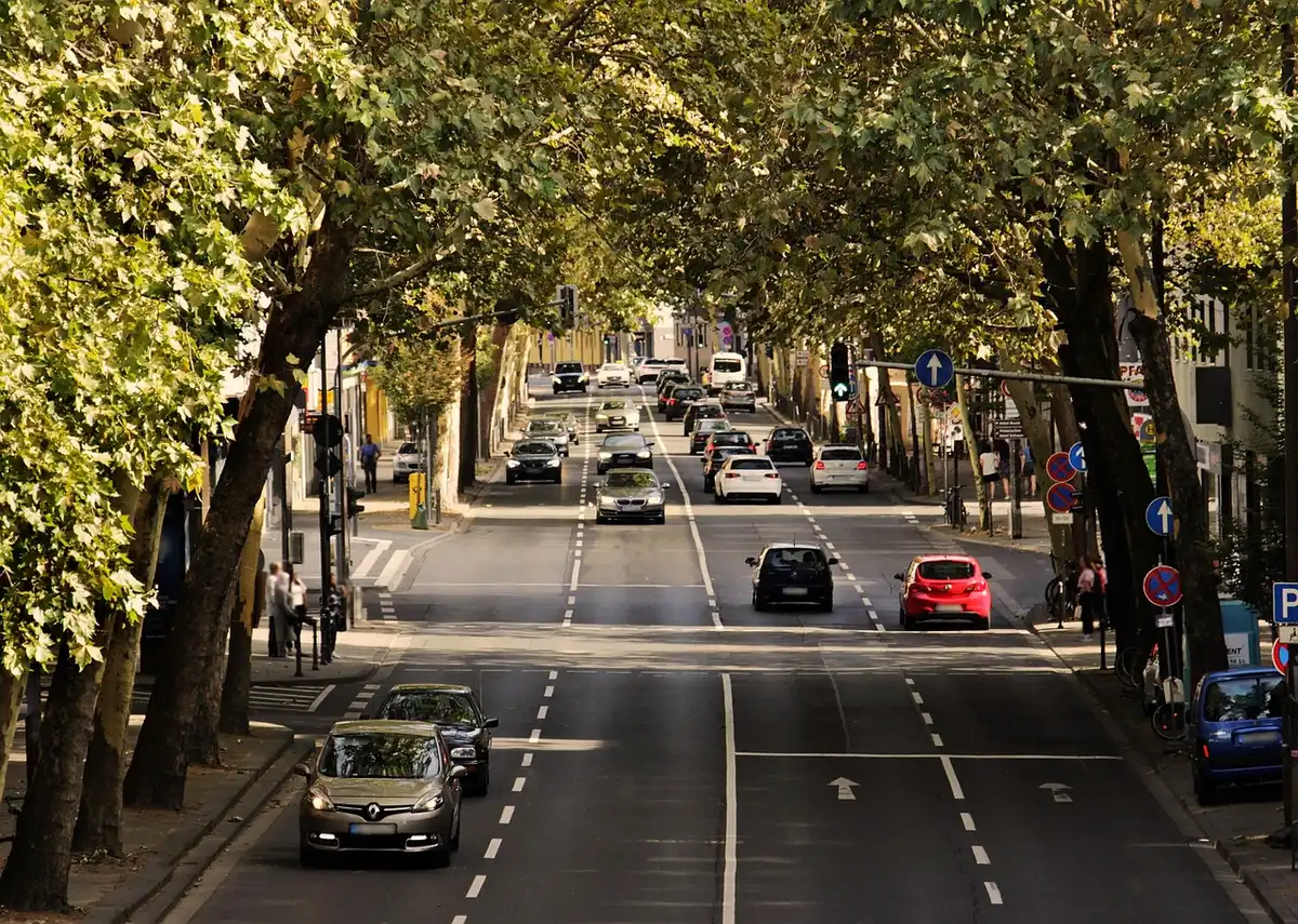 Belebte Straße in der Stadt mit Passanten und Verkehr