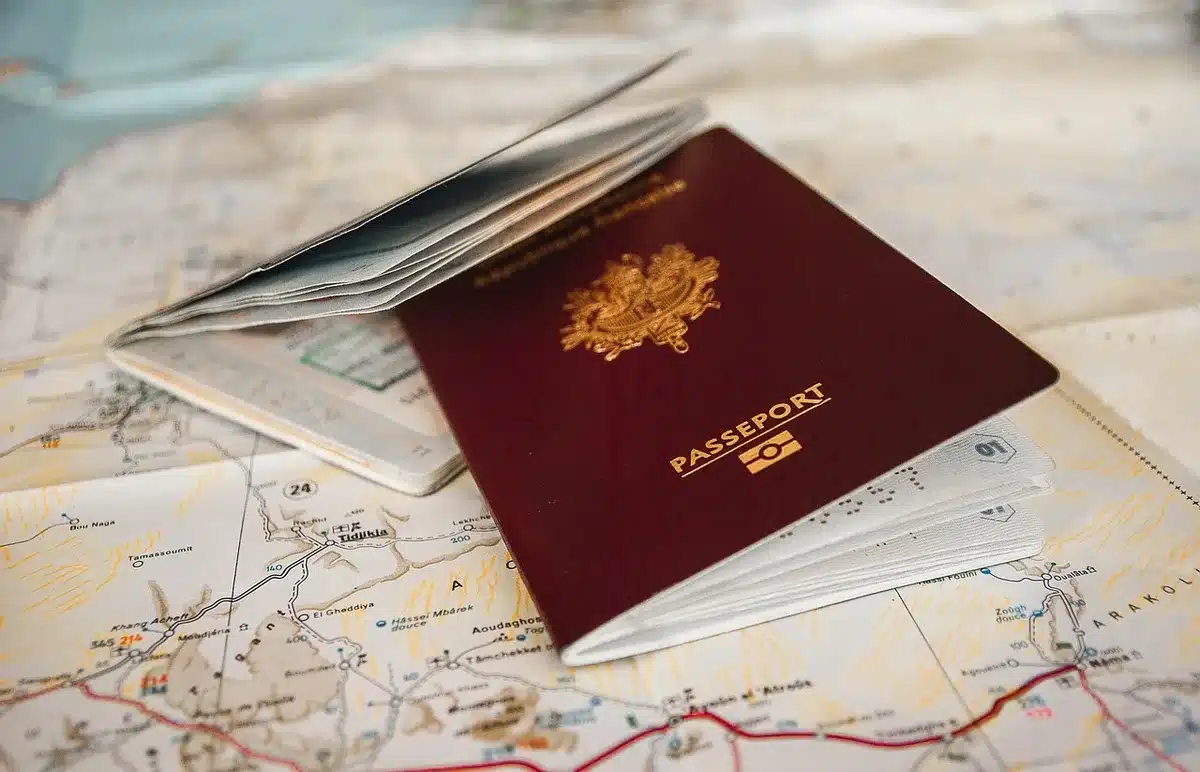 Reisepass und Versicherungsnachweis auf einem Tisch als Symbol für Einreiseformalitäten