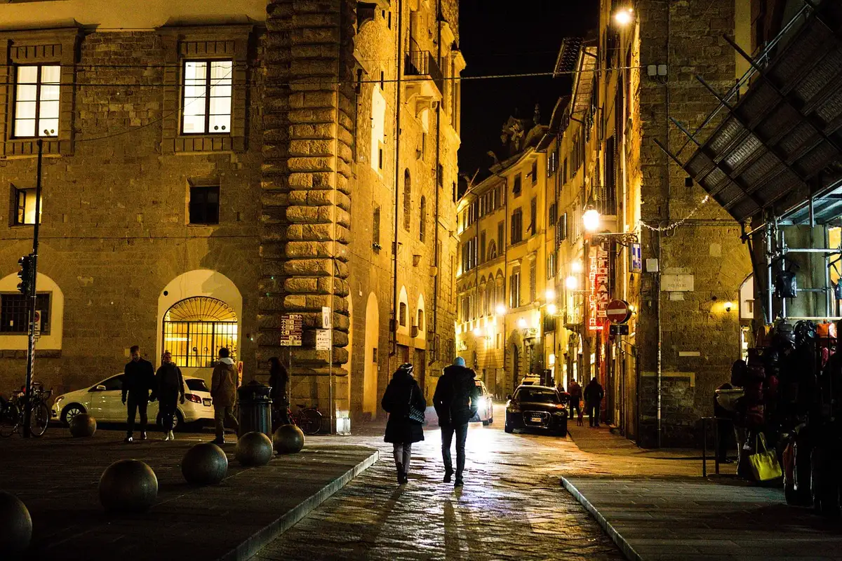 Enge gepflasterte Gasse in Edinburghs Altstadt mit historischen Gebäuden