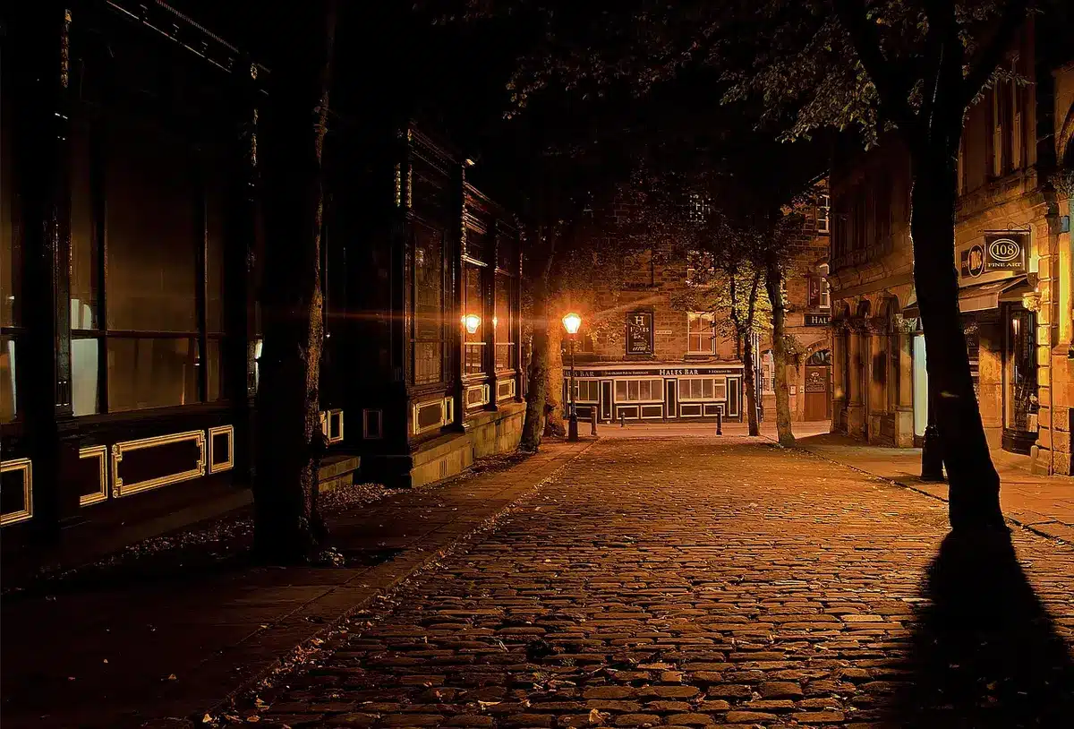 Schmale Gasse einer UNESCO‑Altstadt mit anonymen Verkehrsschildern