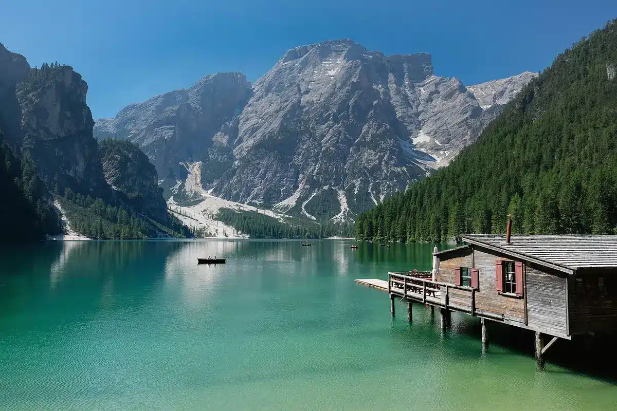Seen und Berge mit unkenntlichen Vorstadthäusern