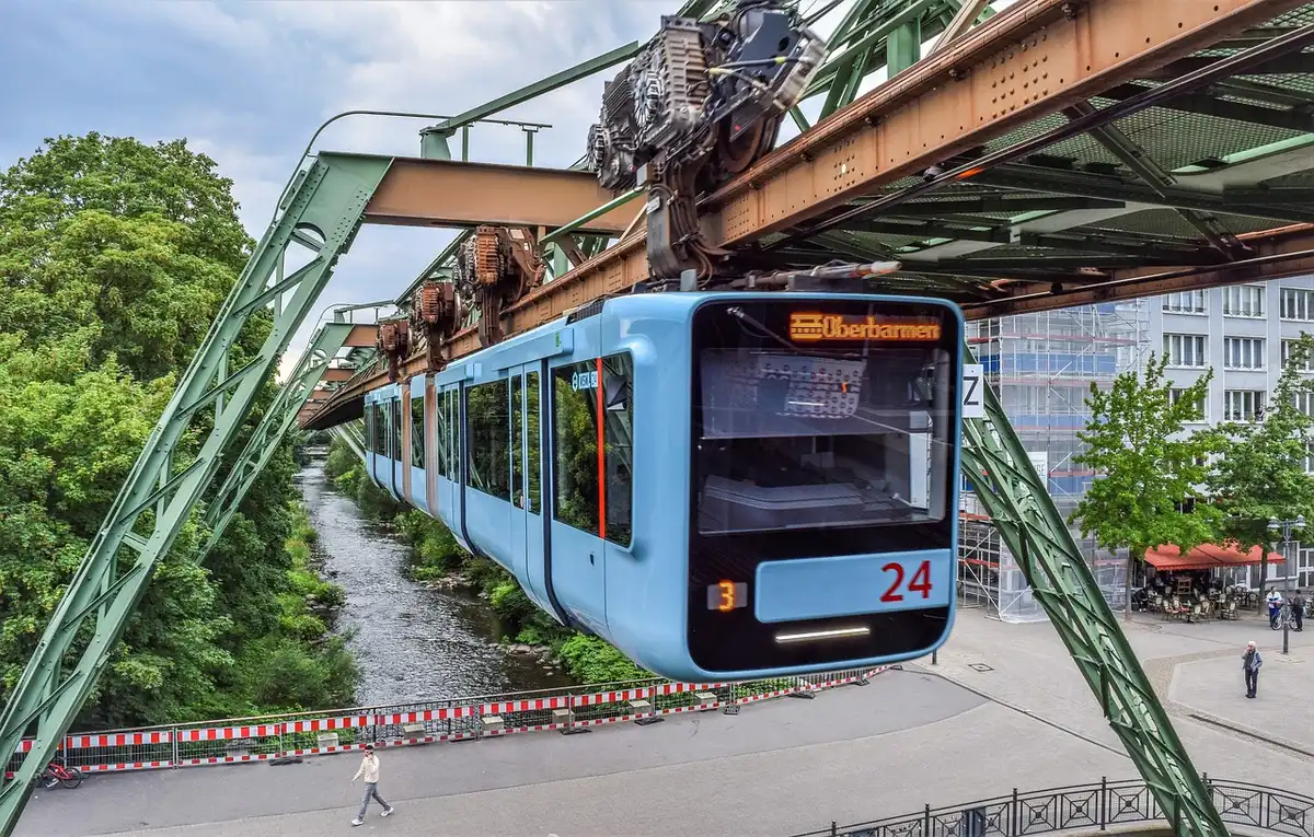 Pendler an einem Bahnhof mit Zügen und Menschen in Bewegung
