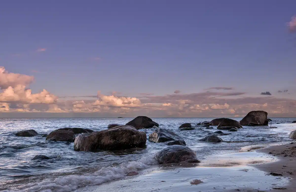 Feiner heller Sand, flach abfallendes Wasser an einem Familienstrand