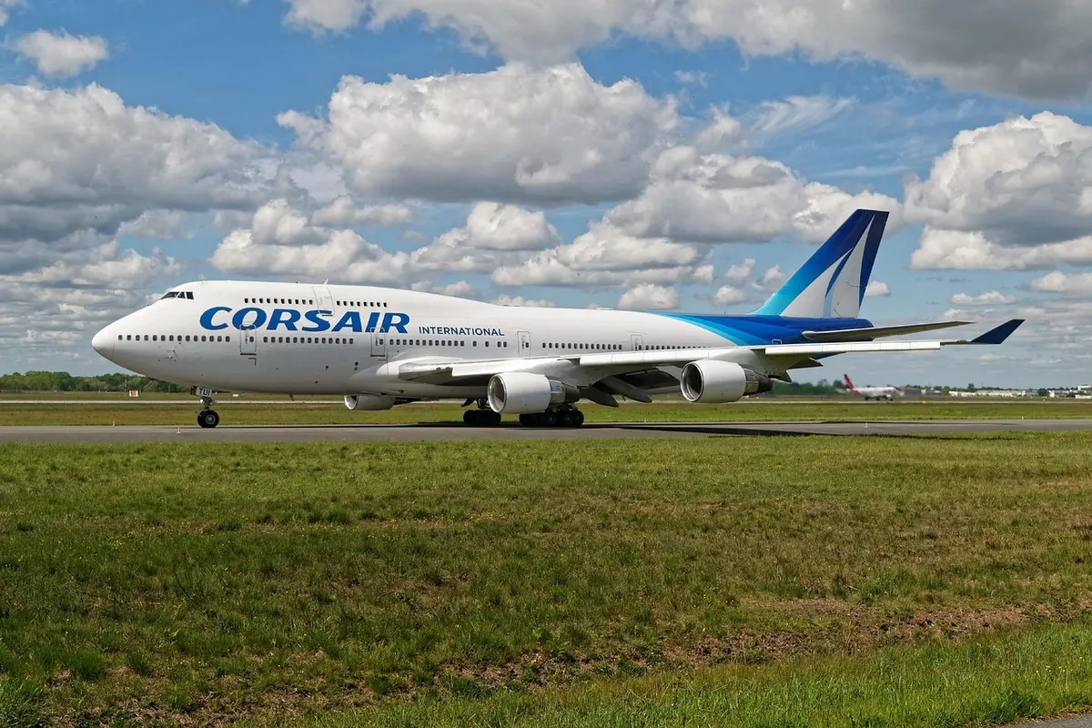 Boeing 747 im Landeanflug über einem Flughafen