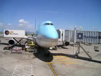 Silhouette einer großen Verkehrsmaschine auf tarmac bei Sonnenuntergang