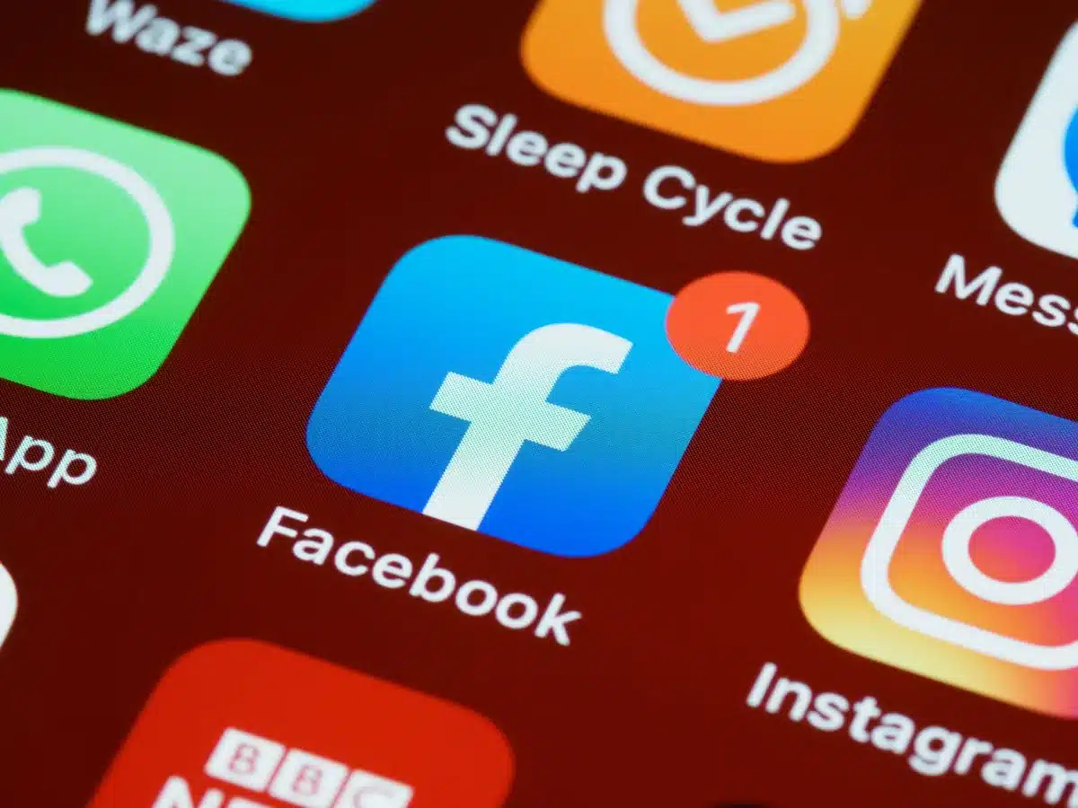 Smartphone zeigt eine Social‑Media‑Ankündigung für ein Gewinnspiel