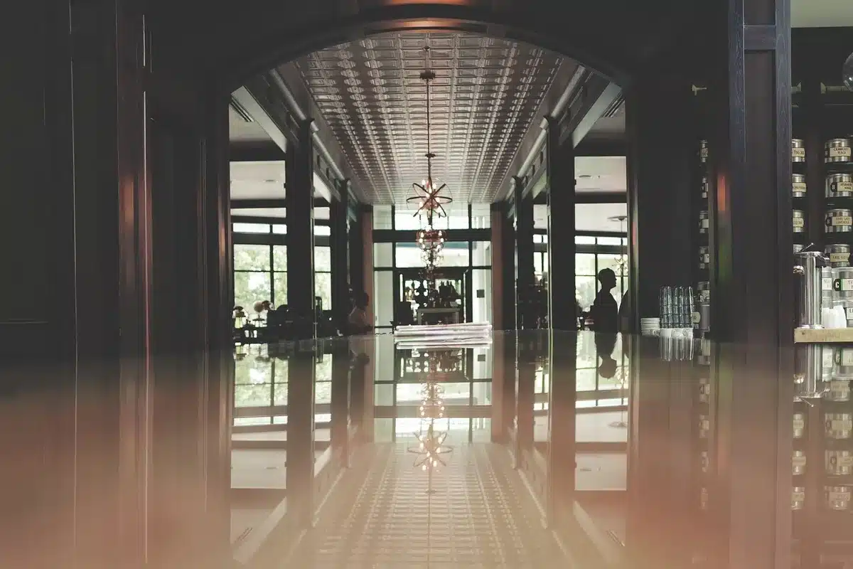 Peacock Alley mit Marmorwänden und Säulen in einer historischen Hotellobby