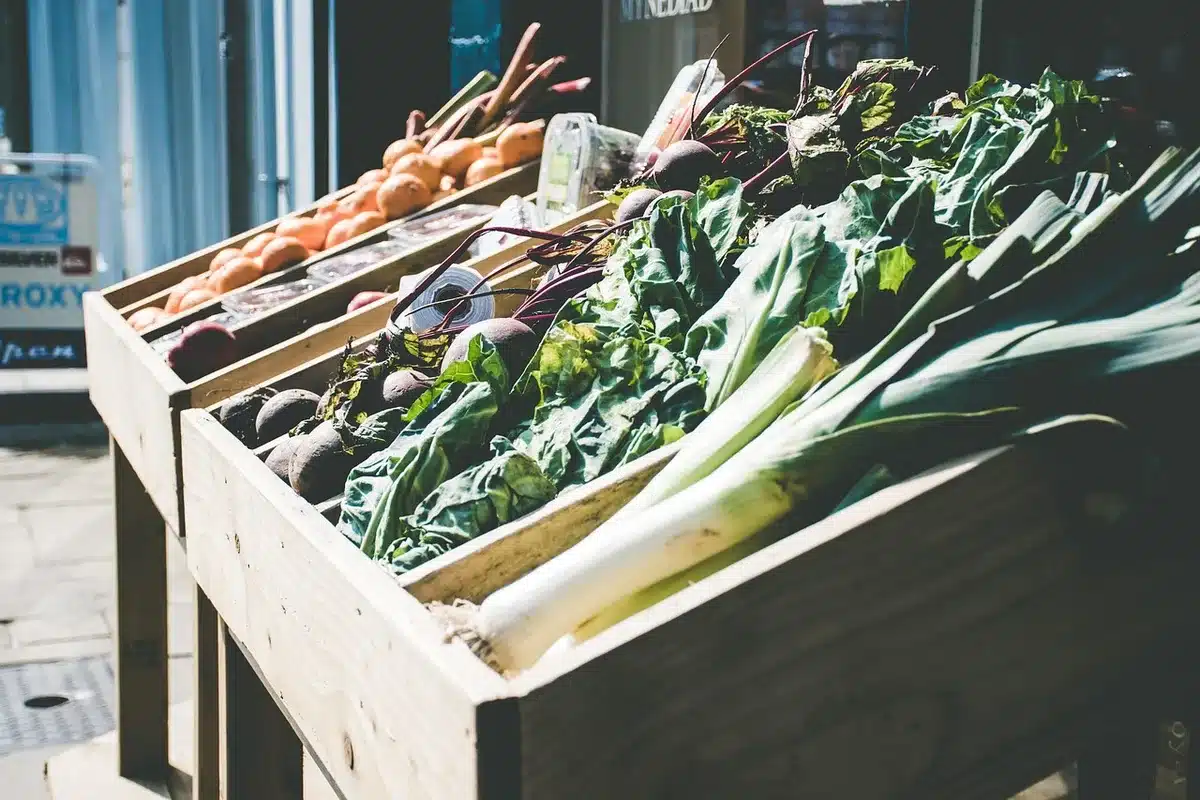 Lebhafter mediterraner Markt mit regionalen Spezialitäten und Ständen