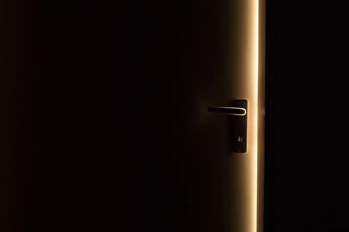 Becher hängt an der Hotelzimmertürgriff als einfacher Alarm
