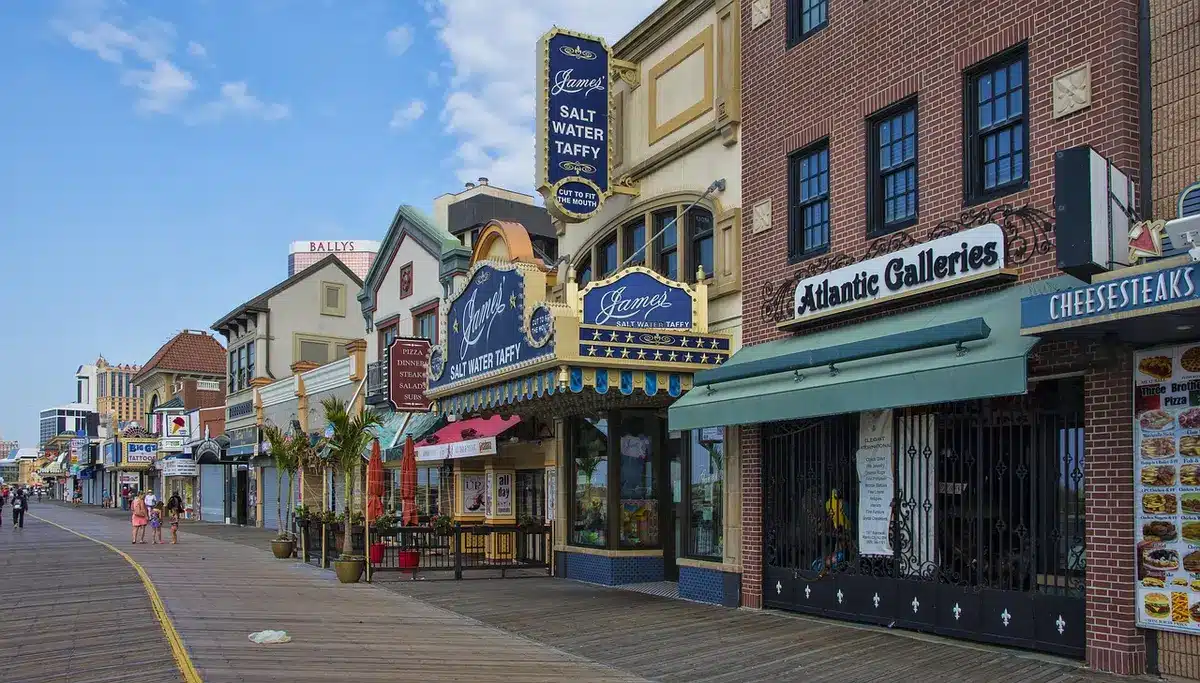 Kleine Galerie- und Ladenfronten in einem kreativen Stadtviertel Torontos am Morgen