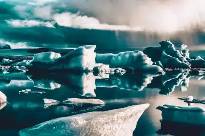 Taucher am Rand eines Zodiac-Boots vor treibenden Eisschollen in der Antarktis
