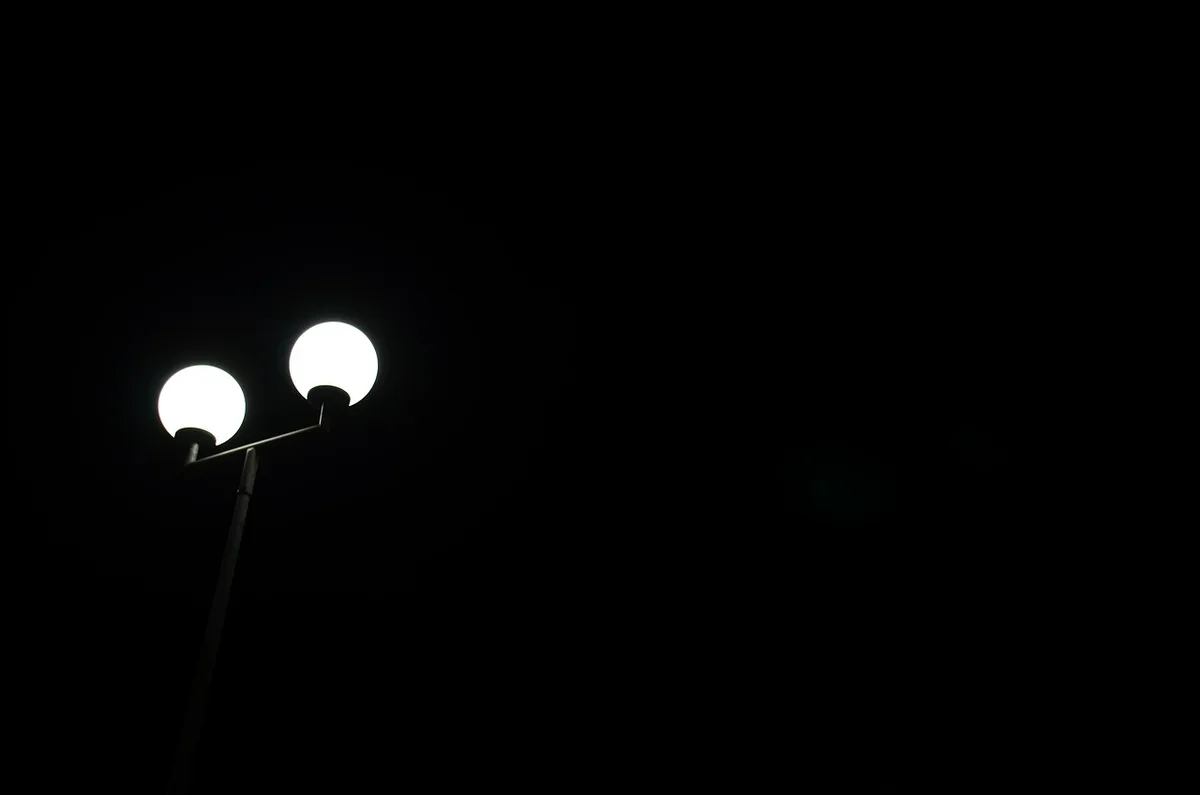 Hotelflur bei Nacht mit lauter Musik und Gästen an der Tür
