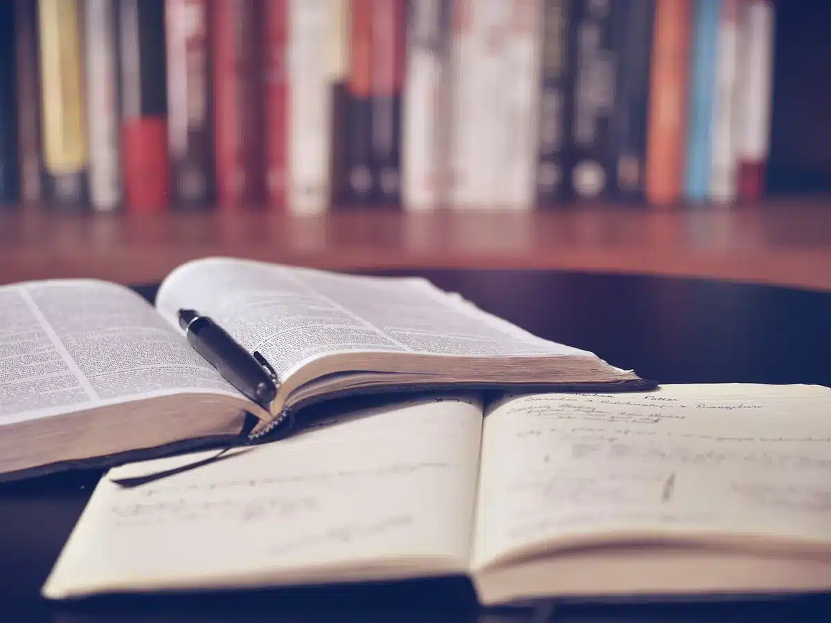 Notizblock, Stift und Modezeitschriften als Hinweis auf ihren Werdegang