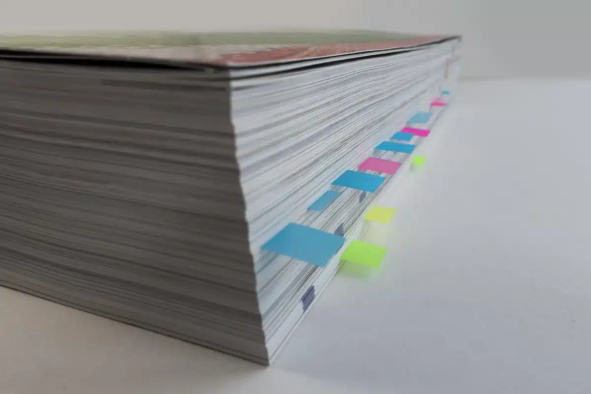 Archivregal mit beschrifteten Mappen und Inventarnummern
