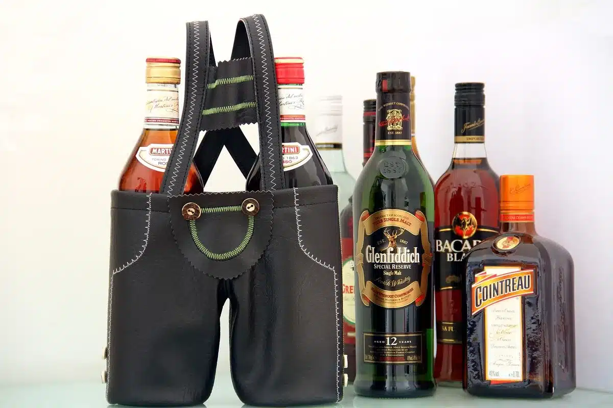 Whiskyglas und Eichenfässer, symbolisch für Reifung und Finish