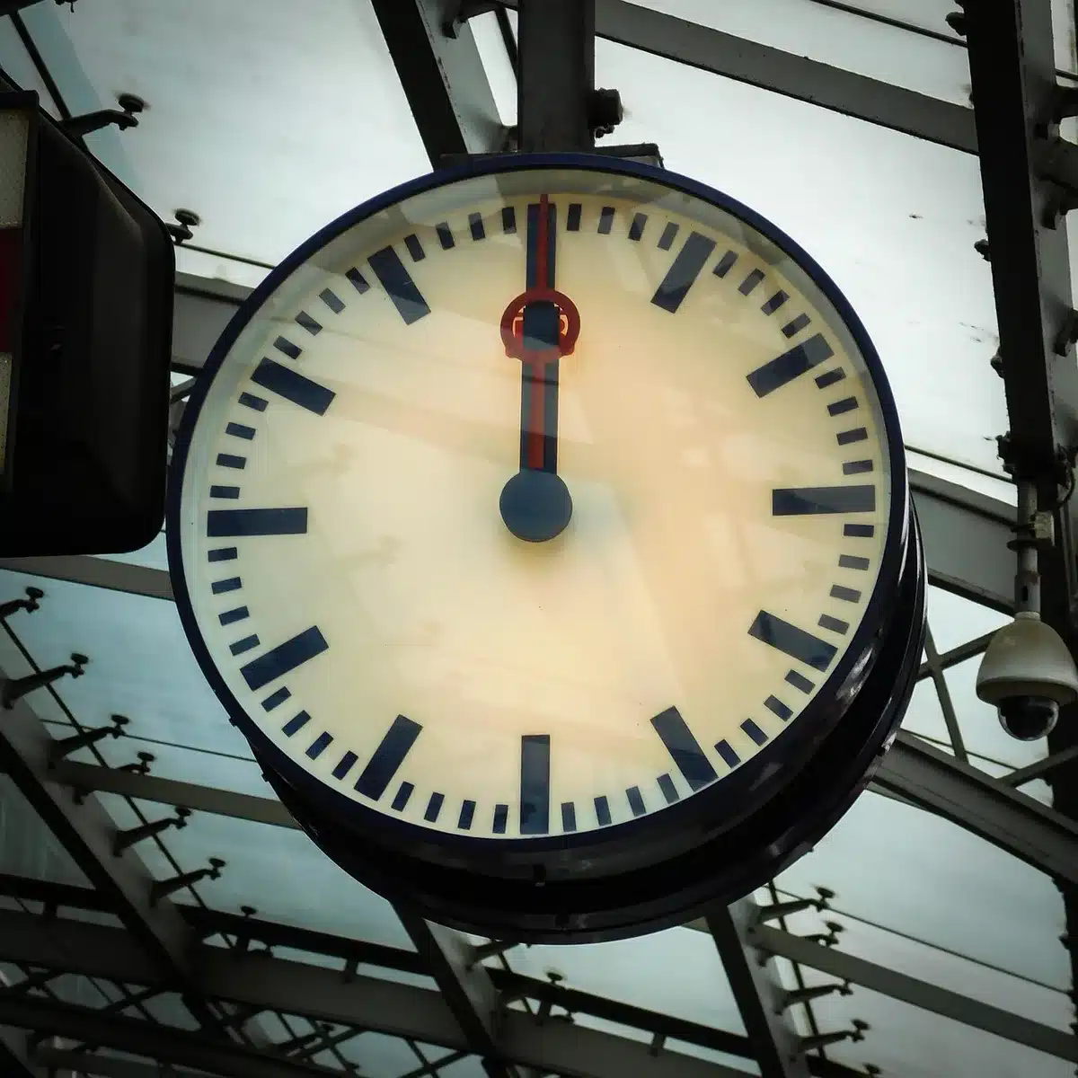 Bahnhofsuhren bei Nacht während der Zeitumstellung