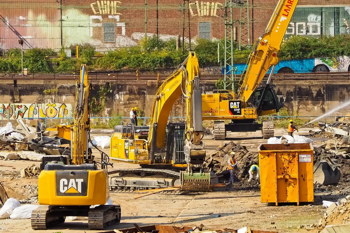 Dauerbaustelle und nüchterne Zweckbauten in einer Berliner Straße